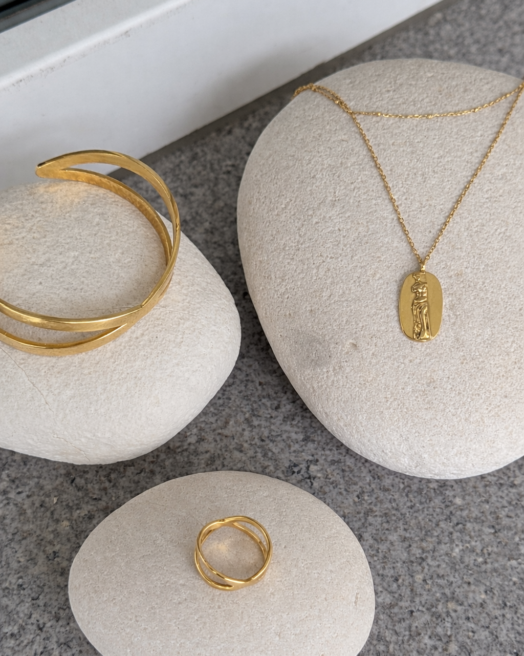 CRISS CROSS RING WITH INNER BAND LOGO