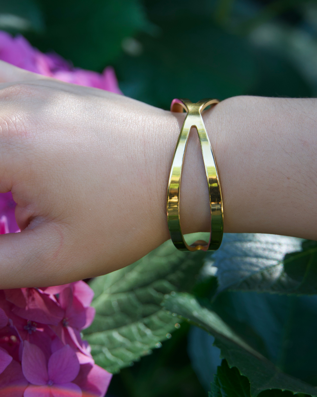 CRISS CROSS X BANGLE BRACELET