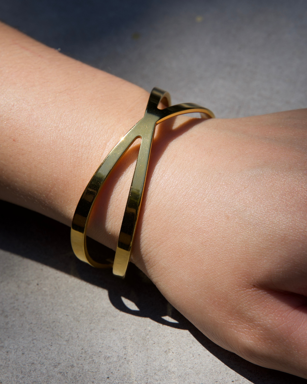CRISS CROSS X BANGLE BRACELET