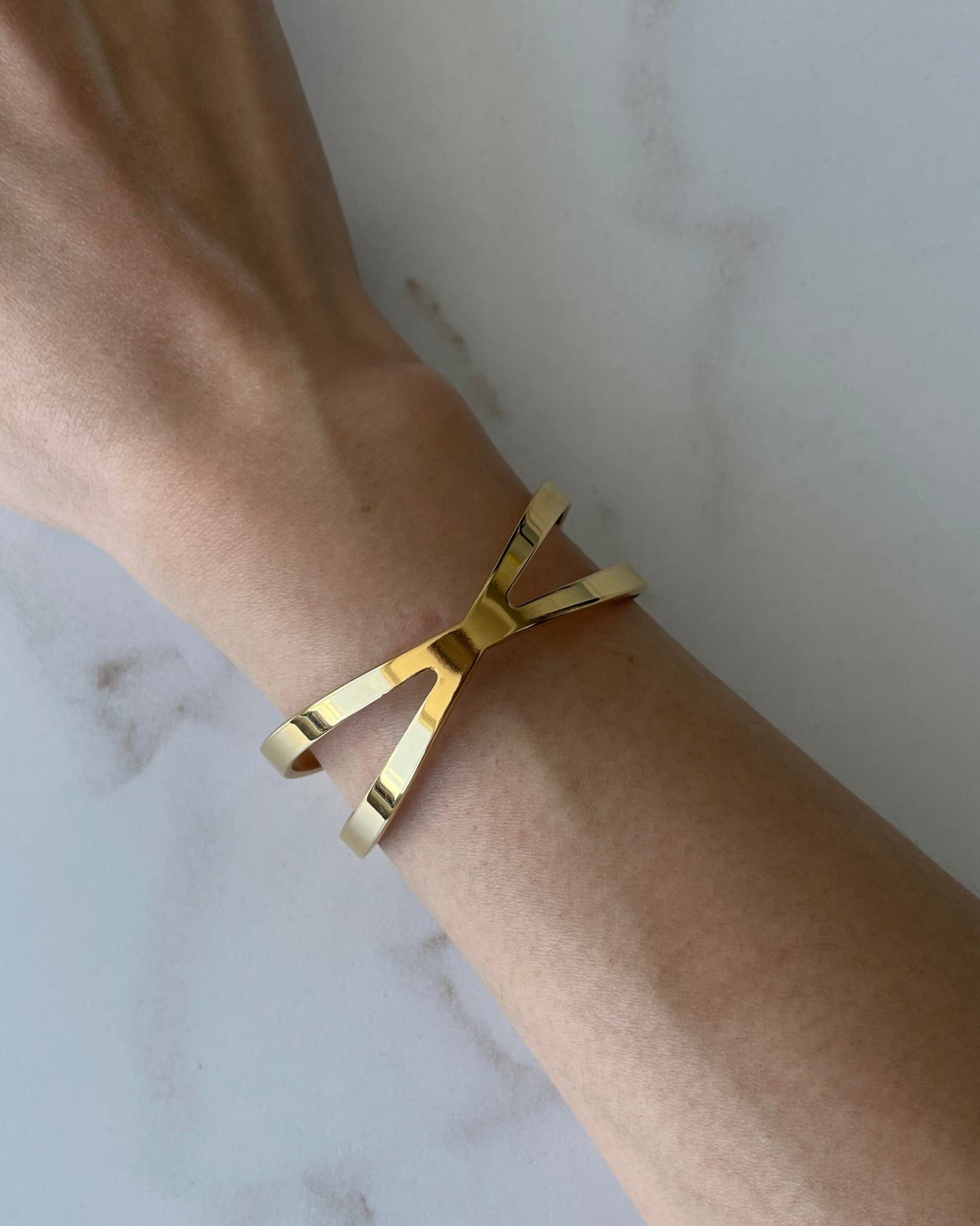 CRISS CROSS X BANGLE BRACELET
